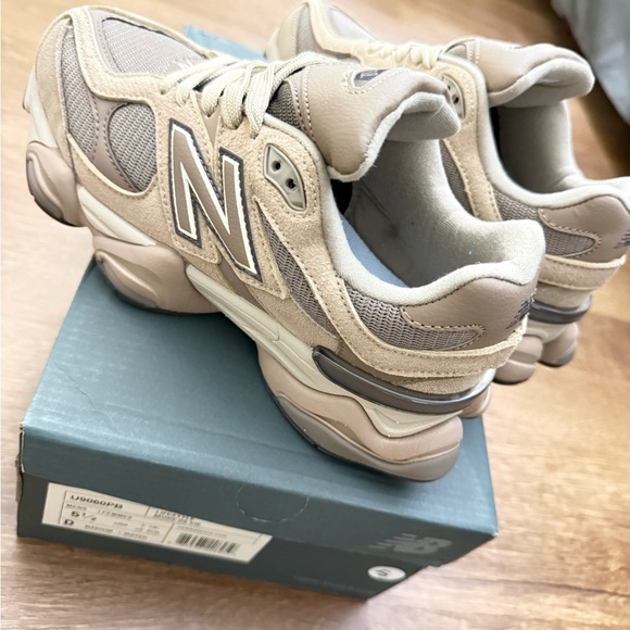 New Balance 9060 Running Shoes Sneakers Womens Size (7.5) - Mens (5.5) - Picture 4 of 8